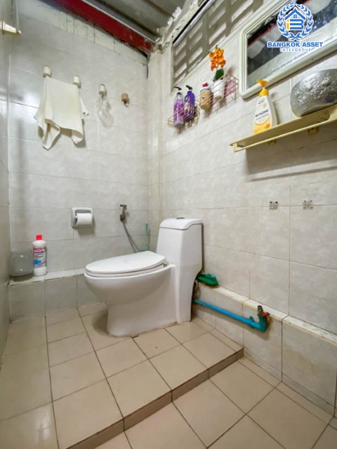 *****อาคารพาณิชย์มือสองย่านกรุงเทพฯ ม. ปิ่นเกล้านำโชค บรมราชชนนี 72 บนเนื้อที่ 18 ตร.ว. ฟังก์ชันจัดเต็ม 4 ห้องนอน 3 ห้องน้ำ อาคารพาณิชย์ทำเลดี ติดถ.บรมราชชนนี เชื่อมต่อถ.กาญจนาภิเษก กิจการส่วนตัวก็ดี โฮมออฟฟิศก็เยี่ยม รีบจองเลย!